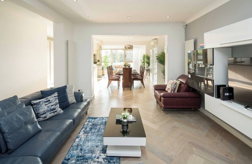 Golders Green Casa | Luxurious 6-Bed House with Pool and Free Parking