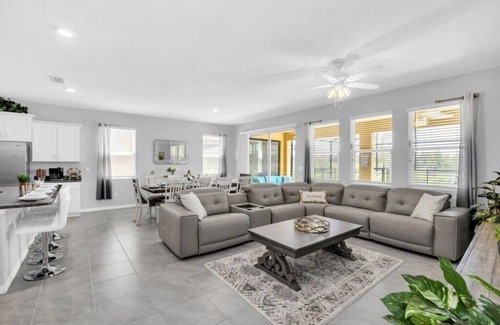 Loughman Casa | Luxurious 6 Bed Pool Home in Solterra-7631OML