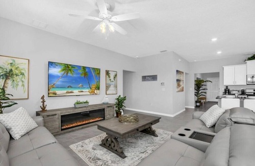 Loughman Casa | Luxurious 6 Bed Pool Home in Solterra-7631OML