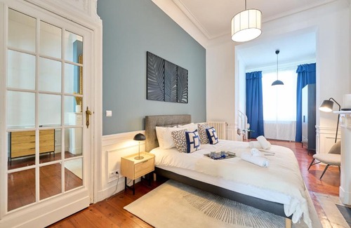 European Quarter Apartamento | Luxurious 6-BR Mansion Near European Union