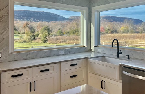 New Paltz Casa | Luxurious 6bd Mountain Home w/Heated Pool,Hot Tub & Firepit