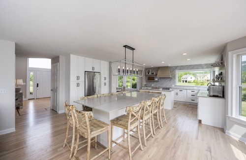New Paltz Casa | Luxurious 6bd Mountain Home w/Heated Pool,Hot Tub & Firepit