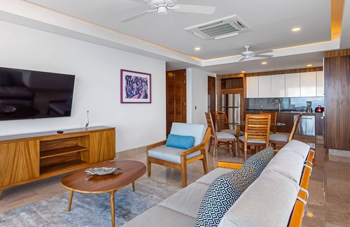 Mismaloya Apartamento | Luxurious 6th-floor condo with pool, oceanfront balcony & water view