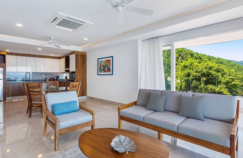 Mismaloya Apartamento | Luxurious 6th-floor condo with pool, oceanfront balcony & water view