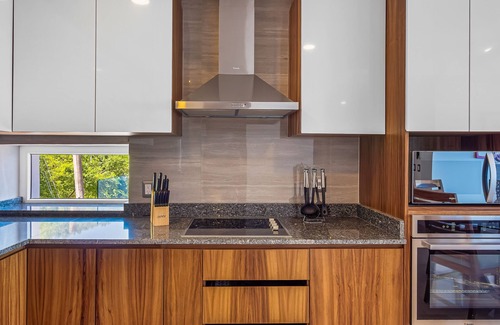 Mismaloya Apartamento | Luxurious 6th-floor condo with pool, oceanfront balcony & water view