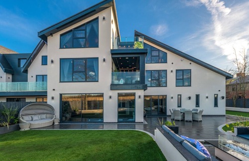 Durham Casa | Luxurious 7 bedroom durham mansion pool, hot tub, cinema