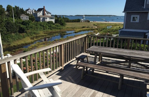 West Yarmouth Casa | Lujosa casa 5bd / 5bth, impresionantes vistas, pasos a la playa. Cocina de chef, aire acondicionado, wifi.
