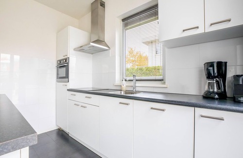 Zeewolde Casa | Luxurious 8-person houseboat with jacuzzi, sauna, 3 bedrooms, and garden by the water. Includes swim ladder, large dining table, sun loungers, and fully equipped kitchen. Located at Villa Resort Harderwold near the Veluwemeer!