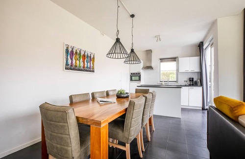 Zeewolde Casa | Luxurious 8-person houseboat with jacuzzi, sauna, 3 bedrooms, and garden by the water. Includes swim ladder, large dining table, sun loungers, and fully equipped kitchen. Located at Villa Resort Harderwold near the Veluwemeer!