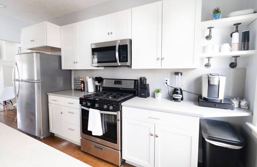 Hough Casa | Luxurious 9 BR Movie Theater Duplex Near CWRU!