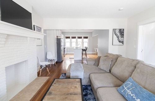 Hough Casa | Luxurious 9 BR Movie Theater Duplex Near CWRU!