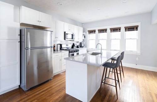 Hough Casa | Luxurious 9 BR Movie Theater Duplex Near CWRU!