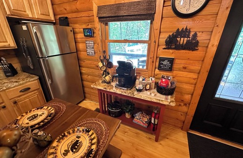 Board Camp Cabina | Luxurious and Rustic “Wolf Ridge Lodge” with Hot Tub - Sleeps 6 at Wolf Pen Gap