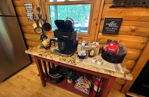 Board Camp Cabina | Luxurious and Rustic “Wolf Ridge Lodge” with Hot Tub - Sleeps 6 at Wolf Pen Gap