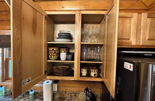 Board Camp Cabina | Luxurious and Rustic “Wolf Ridge Lodge” with Hot Tub - Sleeps 6 at Wolf Pen Gap