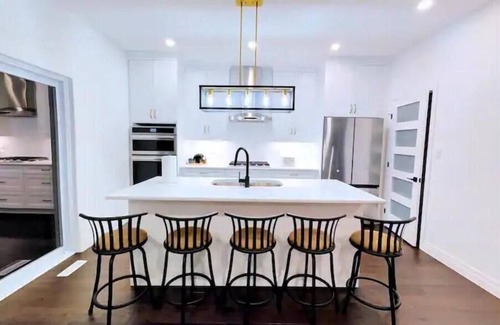 Ilderton Casa | Luxurious and Spacious Home