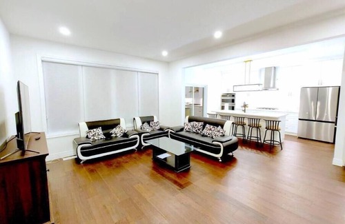 Ilderton Casa | Luxurious and Spacious Home
