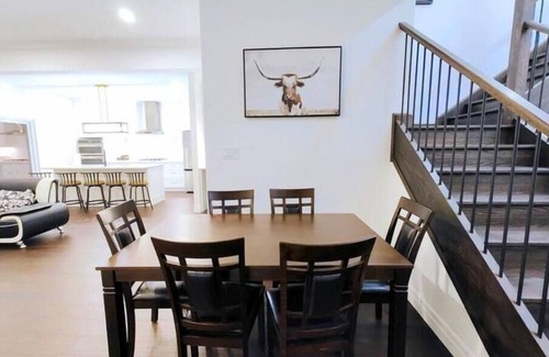 Ilderton Casa | Luxurious and Spacious Home