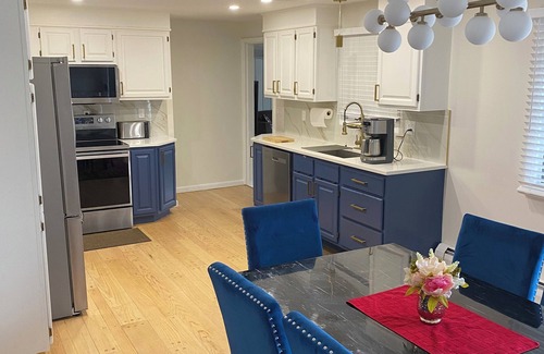 Hamden Casa | Luxurious and Spacious Family Home In Quiet and Pristine Area of Hamden