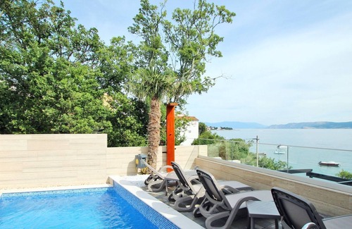 Selce Otro | Lujoso apartamento con piscina privada y vistas al mar en Crikvenica
