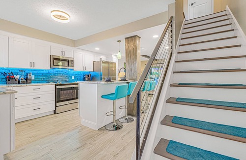 Myrtle Beach Casa | Luxurious Beach Side HOT TUB VILLA/Miami themed/2 story/updated