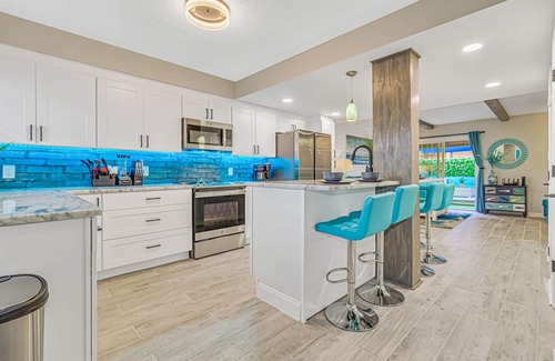 Myrtle Beach Casa | Luxurious Beach Side HOT TUB VILLA/Miami themed/2 story/updated