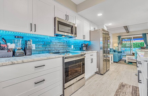 Myrtle Beach Casa | Luxurious Beach Side HOT TUB VILLA/Miami themed/2 story/updated