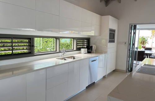 Jolly Harbour Casa | Luxurious beachfront villa with private pool