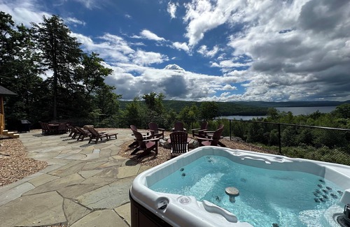 Hebron Cabina | Luxurious Big Bear Log Home at Newfound Lake