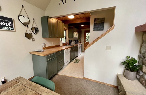 Hoodsport Casa | Luxurious Cabin Style Lake House walking distance to Lake Cushman