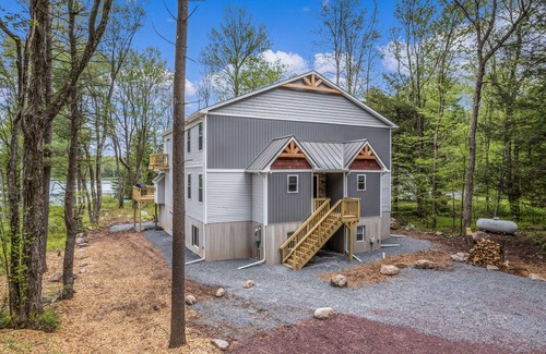 Blakeslee Chalet De Esquí | Luxurious Chalet in Blakeslee: Game Room, Hot Tub, Lake Access, Fire pit