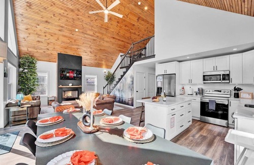 Gouldsboro Chalet De Esquí | Luxurious Chalet w/Hot Tub~Game &Movie Room~Lake/Pool Access