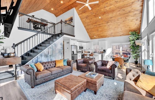 Gouldsboro Chalet De Esquí | Luxurious Chalet w/Hot Tub~Game &Movie Room~Lake/Pool Access