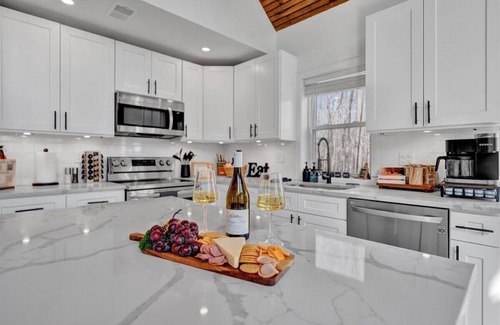 Gouldsboro Chalet De Esquí | Luxurious Chalet w/Hot Tub~Game &Movie Room~Lake/Pool Access
