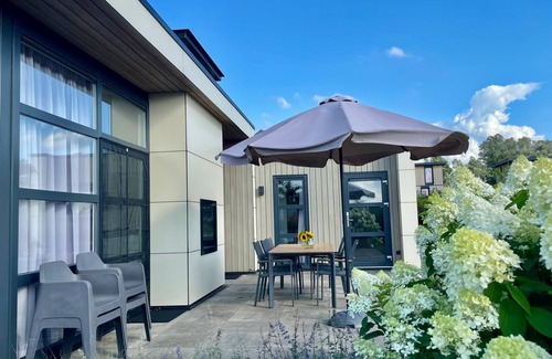 Olburgen Casa | Luxurious Chalet Waterlijn: your dream vacation on the IJssel! NEW: now with fence