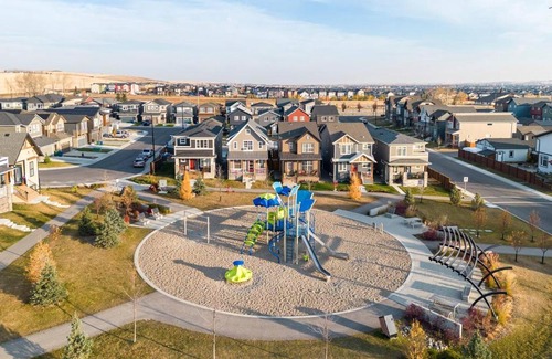 Airdrie Apartamento | Luxurious Comfortable Suite