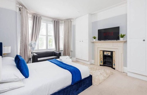 South Acton Casa | Luxurious & Comfy ~ Garden ~ Pool Table ~ Parking!