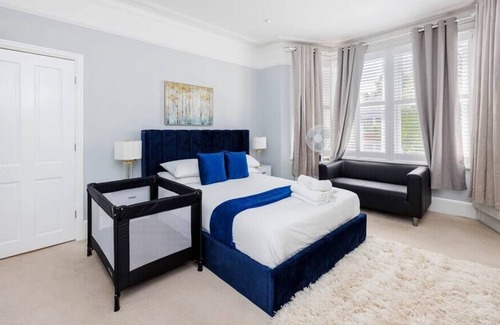 South Acton Casa | Luxurious & Comfy ~ Garden ~ Pool Table ~ Parking!