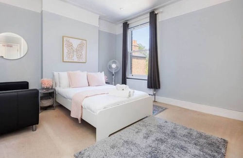 South Acton Casa | Luxurious & Comfy ~ Garden ~ Pool Table ~ Parking!