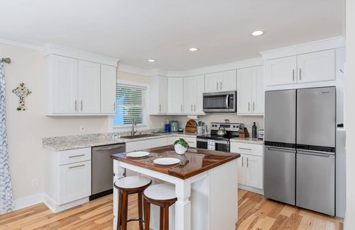 Kings Grant Casa | Luxurious & Comfy Haven: Prime Location ~ Pool ~ Hot Tub ~ Fire Pit ~ Gym ~ Pkg!