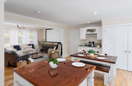 Kings Grant Casa | Luxurious & Comfy Haven: Prime Location ~ Pool ~ Hot Tub ~ Fire Pit ~ Gym ~ Pkg!
