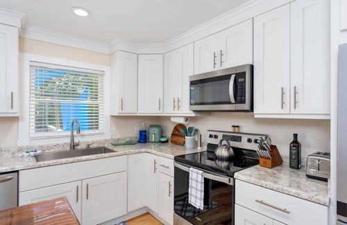 Kings Grant Casa | Luxurious & Comfy Haven: Prime Location ~ Pool ~ Hot Tub ~ Fire Pit ~ Gym ~ Pkg!