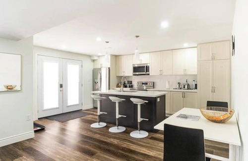 Bowmanville Apartamento | ★Luxurious & Comfy ~ ♛Queen Beds ~ Workspace ~ Pkgnn