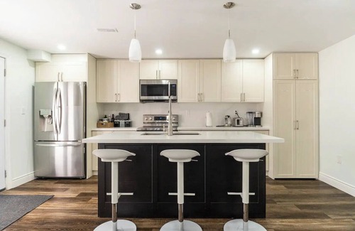 Bowmanville Apartamento | ★Luxurious & Comfy ~ ♛Queen Beds ~ Workspace ~ Pkgnn