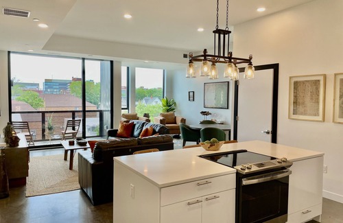 Iowa City Condominio | Luxurious Condo in Heart of Downtown Iowa City