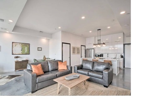 Iowa City Condominio | Luxurious Condo in Heart of Downtown Iowa City