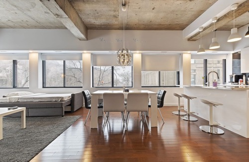 Plateau Mont Royal Condominio | Luxurious Condo ✓ ❤️ of Montreal ✓ Free parking ✓ Subway across the street!