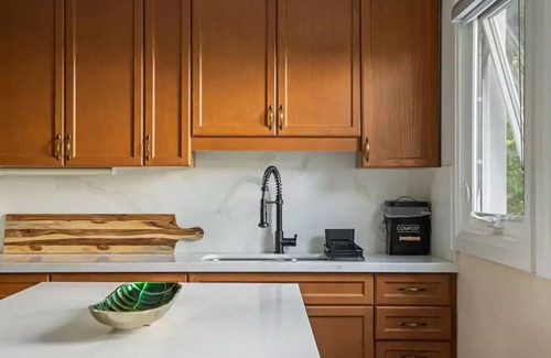 Collingwood Cabaña | Luxurious Cottage Across Water!