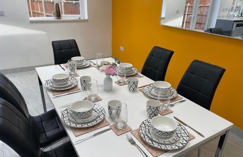 Luton Casa | Luxurious Detached Holiday House Free Parking near Airport Town Centre Railway Station