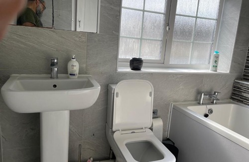 Luton Casa | Luxurious Detached Holiday House Free Parking near Airport Town Centre Railway Station